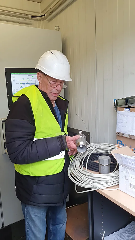 Praktijkfoto van Techni Solutions tijdens installatie en metingen